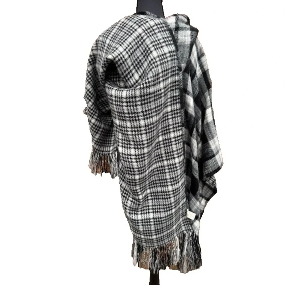 Wrap One Size‎ Fits All Hooded Plaid
